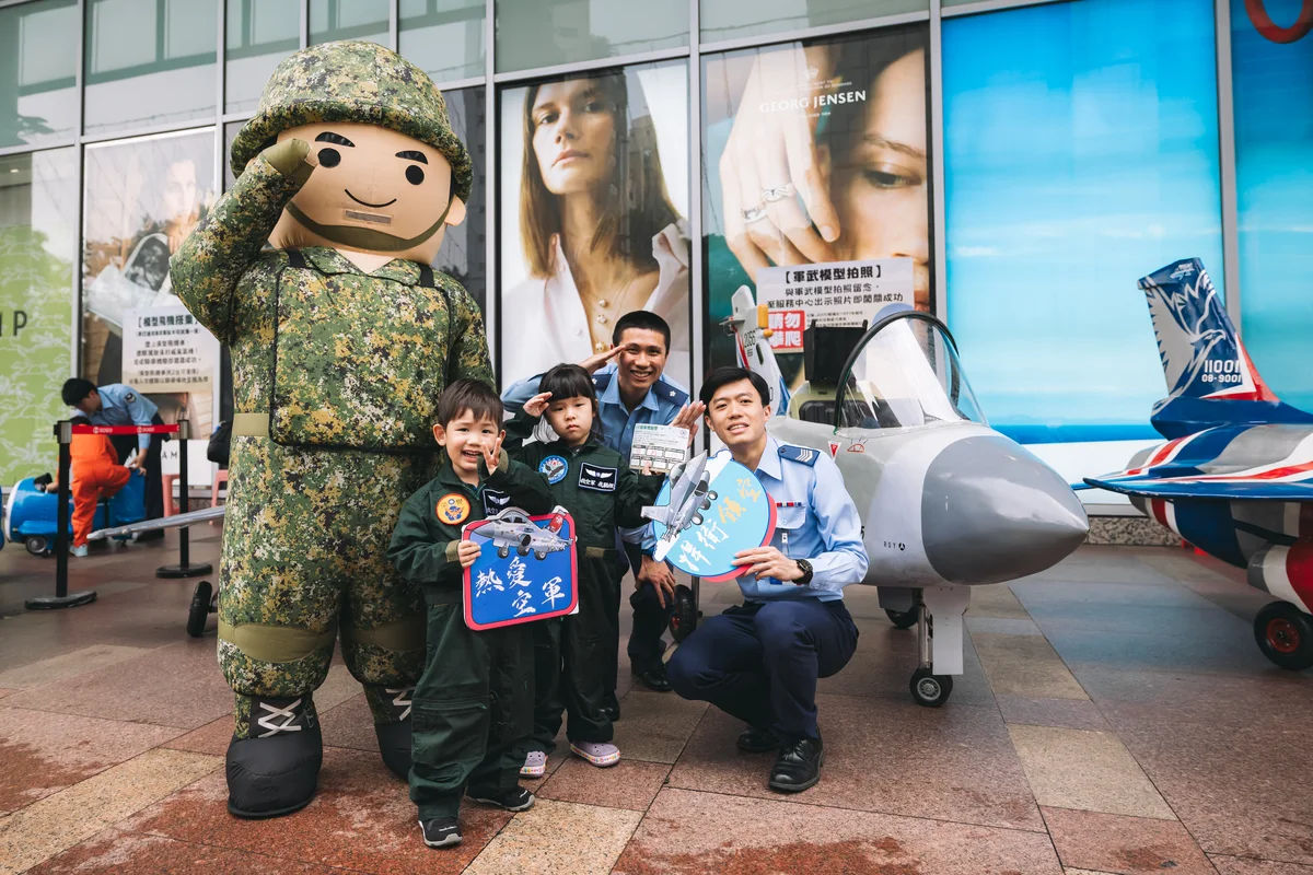 民眾家庭參與國防部小小兵派對，與軍武造型及國軍人員合影