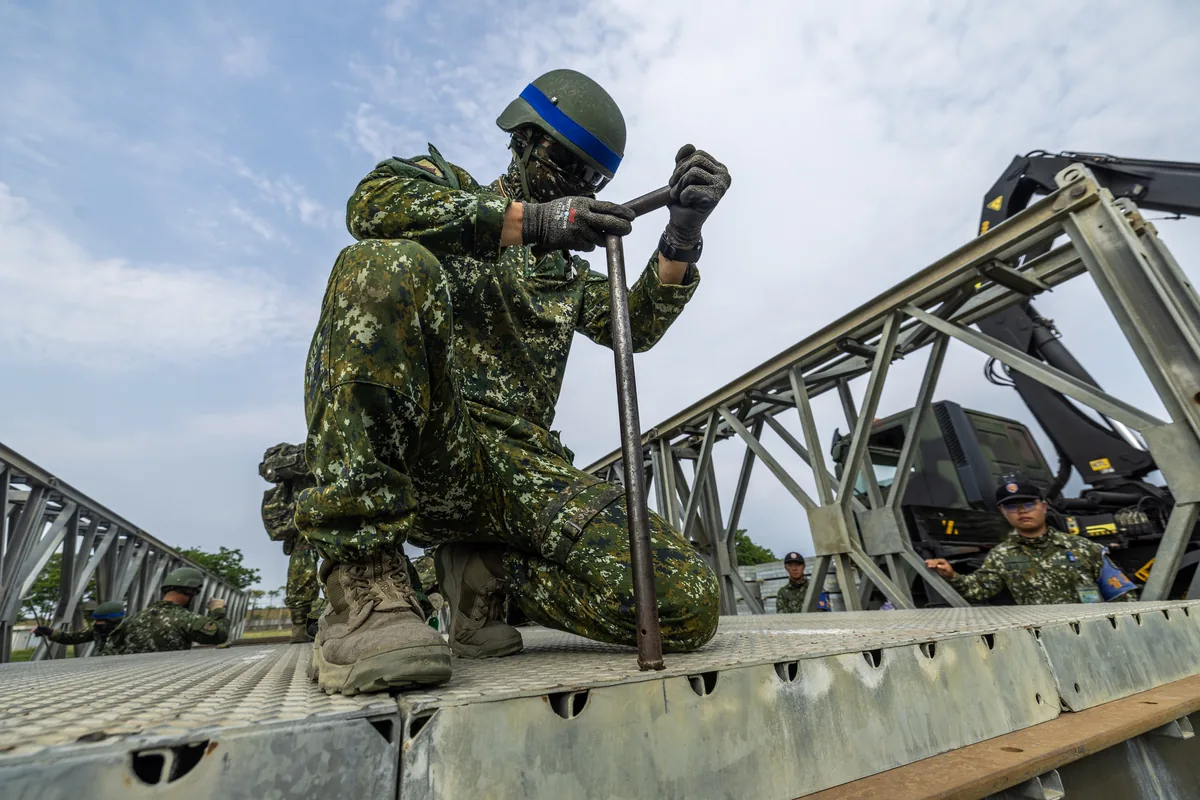 國軍官兵進行重框橋架設鑑測
