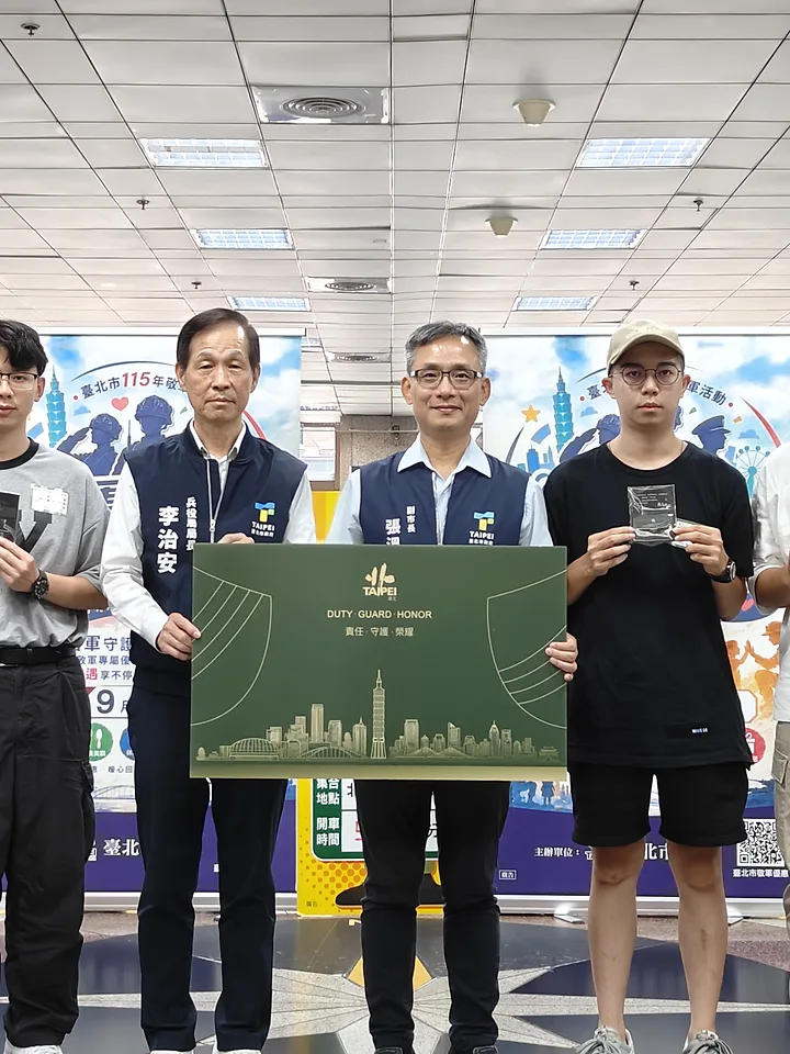 張溫德副市長與市籍役男展示國防榮耀卡及敬軍活動主視覺