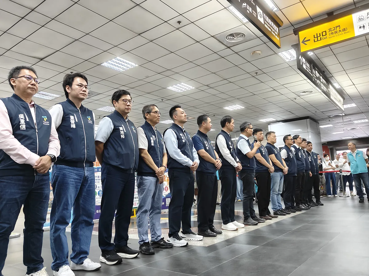 市府團隊在臺北車站送兵場合列隊向役男致意