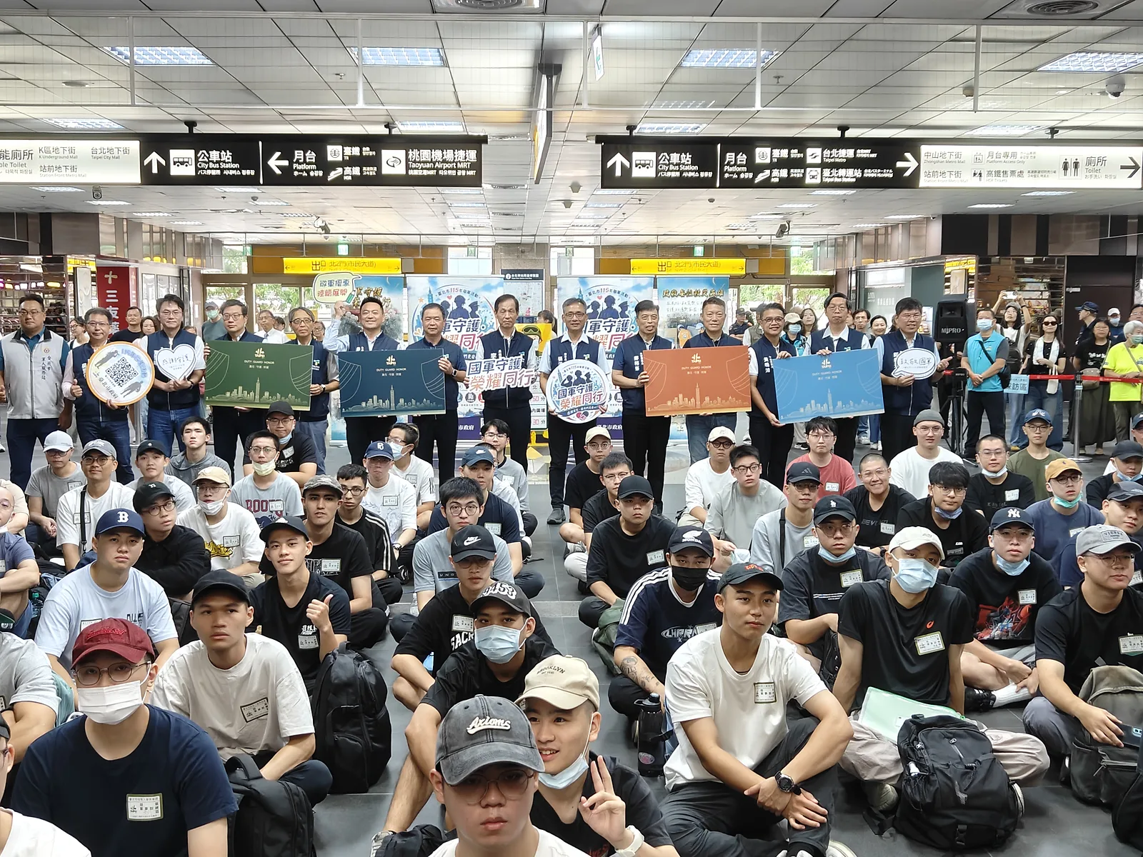臺北市政府團隊與即將入營的市籍役男在臺北車站合影