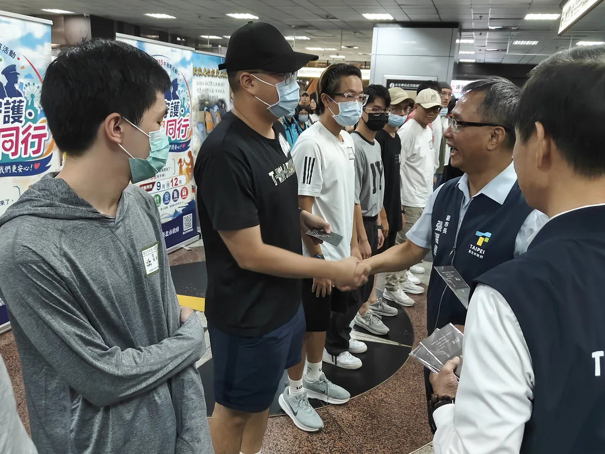張溫德副市長逐一向即將入營的市籍役男握手致意